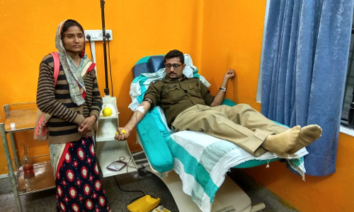 यूपी पुलिस का किया नाम रोशन, जब इस गरीब महिला के पति की बचाई खून देकर जान, और फीस भी खुद ही दी इस सिपाही ने