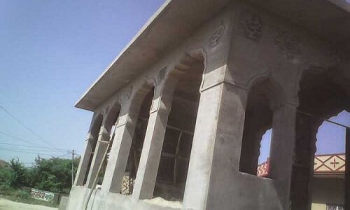 इमाम के साथ मारपीट के बाद मंदिर में लगाया 786 लिखा हुआ झंडा, हालात तनाव में