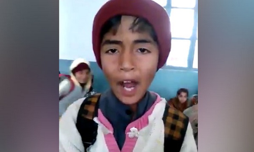 बच्चे ने स्कूल में गाना गाकर टीचर से मांगी छुट्टी, वीडियो देखकर आप भी हंस-हंसकर लोट-पोट हो जाएंगे बच्चे ने स्कूल में गाना गाकर टीचर से मांगी छुट्टी, वीडियो देखकर आप भी हंस-हंसकर लोट-पोट हो जाएंगे