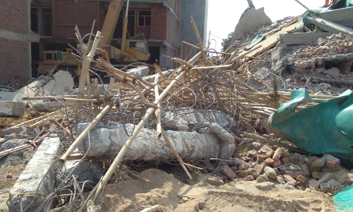 शाहबेरी में छह मंजिला इमारत बराबर वाली चार मंजिल इमारत पर गिरने से गौतमबुद्ध नगर के साथ साथ एनसीआर में दहशत का माहौल शाहबेरी में छह मंजिला इमारत बराबर वाली चार मंजिल इमारत पर गिरने से गौतमबुद्ध नगर के साथ साथ एनसीआर में दहशत का माहौल