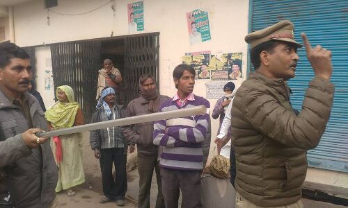 नोटबंदी: पुलिस ने फटकारी लाठीयाँ, बैंक के वाहर तैनात रही पीएसी नोटबंदी: पुलिस ने फटकारी लाठीयाँ, बैंक के वाहर तैनात रही पीएसी