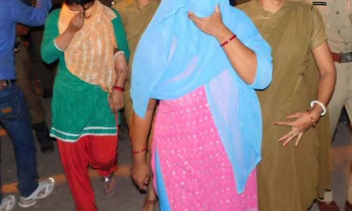 स्पा सेंटर की आड़ में हो रही थी जिस्मफरोशी, पहुंची पुलिस मची भगदड़ 45 मौके पर गिरफ्तार