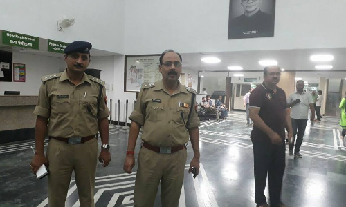 कासगंज पुलिस की तत्परता से अपहृत मासूम रेहान की सकुशल बरामदगी, घायल सिपाही को अस्पताल देखने पहुंचे एसपी