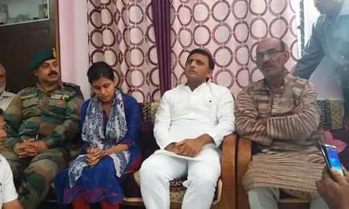 Akhilesh reached the house of Shaheed Ayush Yadav, got emotional