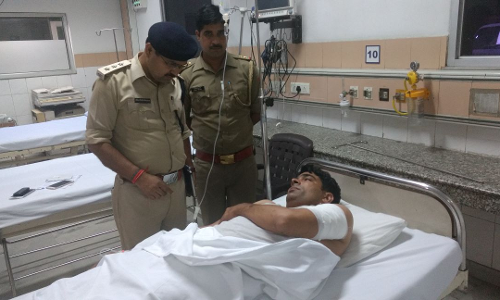 नोएडा में कार लूट कर रहे भाग रहे बदमाशों की पुलिस से मुठभेड़, एक लुटेरे की मौत