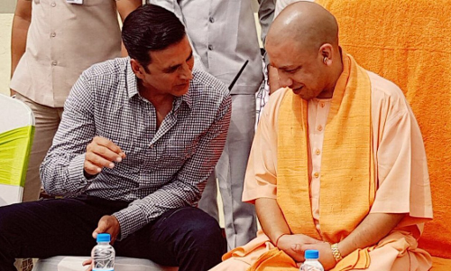 यूपी में टैक्स फ्री हुई  टॉयलेट: एक प्रेम कथा, अक्षय ने CM योगी के साथ लगाई झाड़ू