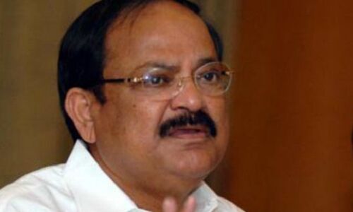 सीएम जयललिता का हाल जानने वेंकैया नायडू चेन्नई के अपोलो हॉस्पिटल पहुंचे सीएम जयललिता का हाल जानने वेंकैया नायडू चेन्नई के अपोलो हॉस्पिटल पहुंचे