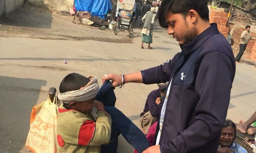 ड़ीएम और एसपी ने दिया पीड़ित परिवार को 20 लाख चेक ड़ीएम और एसपी ने दिया पीड़ित परिवार को 20 लाख चेक