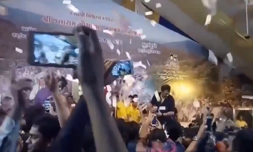 VIDEO: संगीत के कार्यक्रम में गायक पर ऐसे उड़ाए 2.5 करोड़ रुपए के नोट