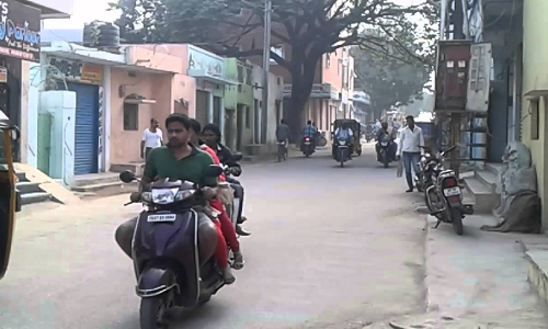 बदायूं में सट्टे की सूचना पर छापा मारने पहुंची पुलिस पर पथराव