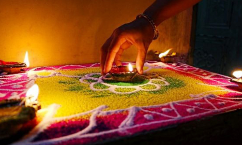 उजाले के पक्ष में और तमस के खिलाफ मनाएं एक दीवाली