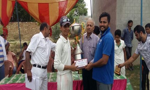 गाज़ियाबाद में हुए क्रिकेट टूर्नामेंट में अलीगढ़ की टीम ने 11 टीमों को हराकर अपने नाम की सीरीज