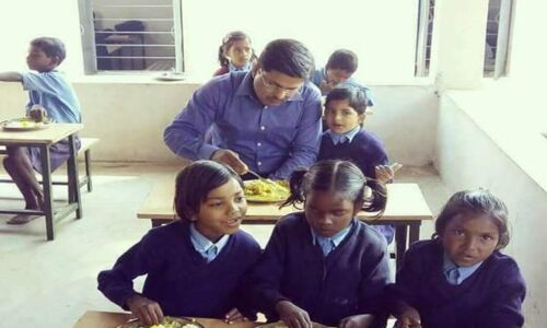 इस जिलाधिकारी ने किया काबिले तारीफ़ काम, स्कूल में चखा बेटी की क्लास में मिडडे मील का खाना