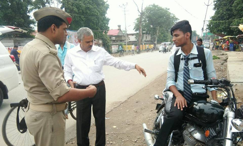 खुर्शीद को बिना हेलमेट और कान में ईयर फोन लगाकर बाइक चलाना पड़ा महंगा, DM ने पकड़ा और कराया चालान