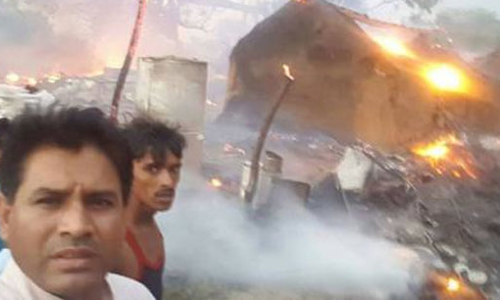 जलते हुए घरों के साथ सेल्फी लेकर फंसे भाजपा विधायक जलते हुए घरों के साथ सेल्फी लेकर फंसे भाजपा विधायक