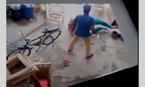 देवर ने दोस्त के साथ मिलकर भाभी की हॉकी व हथोड़ी से की पिटाई, वीडियो हुआ Viral