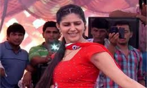 मशहूर डांसर सपना चौधरी के ठुमके के दौरान कार्यक्रम में पथराव, पुलिस ने बरसाई लाठियां मशहूर डांसर सपना चौधरी के ठुमके के दौरान कार्यक्रम में पथराव, पुलिस ने बरसाई लाठियां