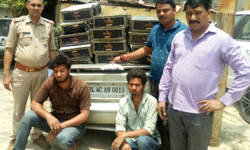 गाजियाबाद पुलिस ने 2 शराब तस्करों को हथियार व स्टीम कार और 25 पेटी शराब समेत गिरफ्तार