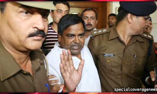 गायत्री प्रजापति के घर छापे में मिले 11 लाख के पुराने नोट, कई बेनामी संपत्तियों के दस्तावेज भी मिले गायत्री प्रजापति के घर छापे में मिले 11 लाख के पुराने नोट, कई बेनामी संपत्तियों के दस्तावेज भी मिले