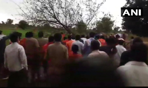 आंधी तूफान में बाल बाल बची हेमा मालिनी, गाडी के सामने गिरा पेड़