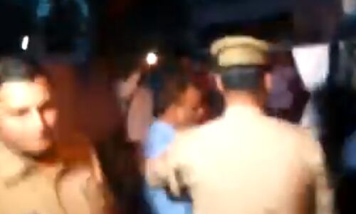 लंबे समय से पैसे लेकर गलत रिपोर्ट बनाने वाले डॉक्टर रिश्वत लेते रंगे हाथों हुए गिरफ्तार, दो सहयोगी भी धरे गए लंबे समय से पैसे लेकर गलत रिपोर्ट बनाने वाले डॉक्टर रिश्वत लेते रंगे हाथों हुए गिरफ्तार, दो सहयोगी भी धरे गए