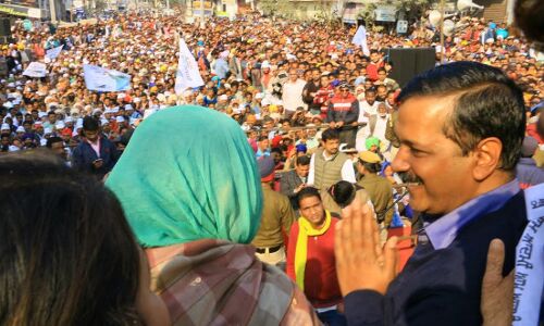 कांग्रेस को वोट डालने का मतलब बादलों को जिताना है - केजरीवाल