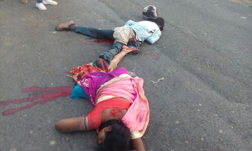 मोटर साईकिल से ससुराल जा रहे दंपत्ति व बच्चे को ट्रक ने मारी टक्कर, मौके पर पति पत्नी की दर्दनाक मौत,बच्ची मामूली घायल मोटर साईकिल से ससुराल जा रहे दंपत्ति व बच्चे को ट्रक ने मारी टक्कर, मौके पर पति पत्नी की दर्दनाक मौत,बच्ची मामूली घायल