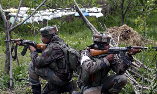 पुलवामा में पत्थरवाजों के विरोध के बाबजूद दो आतंकी मार गिराए, पत्थर लगने से मेजर घायल