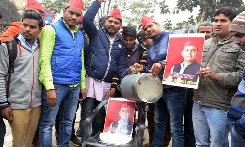 सपा युवा नेताओं ने अखिलेश की PHOTO का दूध से किया अभिषेक, सपोर्ट में लगाए नारे