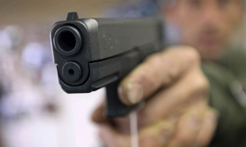 यूपी के एटा में जमीनी विवाद के चलते युवक की गोली मारकर हत्या यूपी के एटा में जमीनी विवाद के चलते युवक की गोली मारकर हत्या