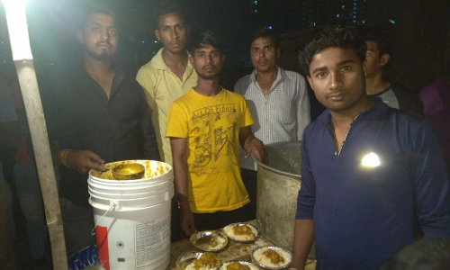 गाजियाबाद : कनावनी स्लम में आग के बाद पीड़ित परिवारों की मदद को आगे आए कई लोग!