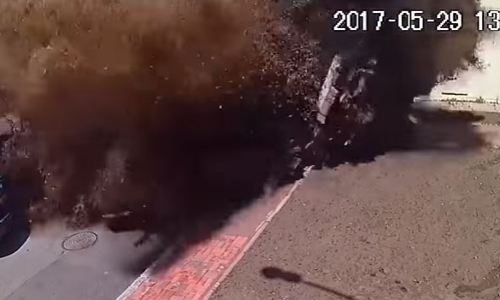 VIDEO: पानी के पाइप में हुआ ऐसा धमाका, जिसे देखकर आप कांप जाएंगे!