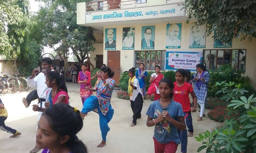 PM मोदी के आदर्श गाँव मे लड़कियां सीख रही आत्मरक्षा के गुर, ताकि सिर उठा कर चल सके