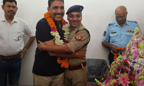 साहिबाबाद थानाध्यक्ष को विधायक के भतीजे को जेल भेजना पड़ा महंगा, BJP नेताओं ने कराया ट्रांसफर!