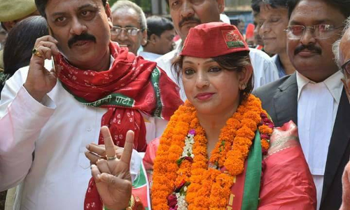 क्या रद्द हो सकता है सपा की मेयर प्रत्याशी साधना गुप्ता का नामांकन ? 1 दिन में घटा दी 2 साल उम्र