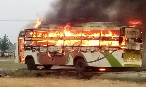 बांदा में रोडवेज बस पर एचटी लाइन गिरने से 4 की मौत, 24 घायल बांदा में रोडवेज बस पर एचटी लाइन गिरने से 4 की मौत, 24 घायल