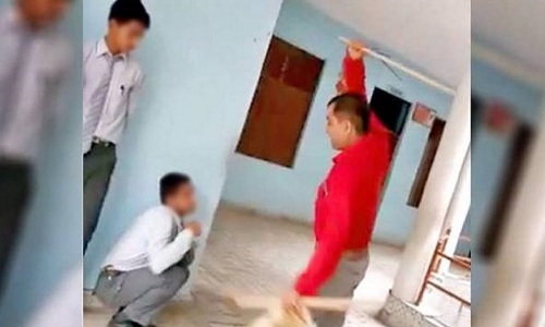इलाहाबाद: प्रिंसिपल ने छात्रों को बेरहमी से पीटा, पीटते-पीटते टूट गया डंडा, वीडियो वायरल