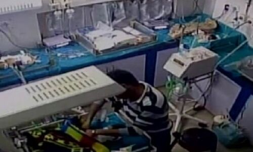 अस्पताल के कर्मचारी ने ICU में 3 दिन के बच्चे का तोड़ा पैर