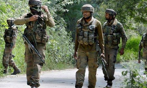 जम्मू-कश्मीर: पुलवामा में सुरक्षाबलों और आतंकियों के बीच मुठभेड़ जारी