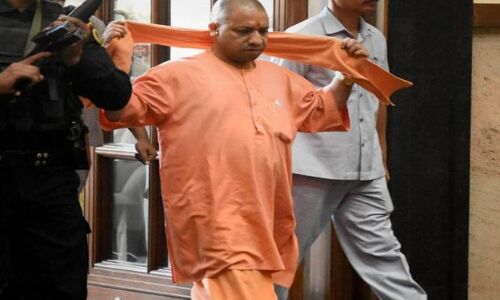 सीएम योगी चंद दूरी पर अनशन पर बैठी शहीद के विधवा से क्यों नही गये मिलने?