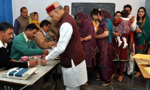 हिमाचल चुनाव LIVE: धूमल, वीरभद्र और अनुराग ठाकुर ने डाला वोट, अब तक 28 फीसदी हुआ मतदान