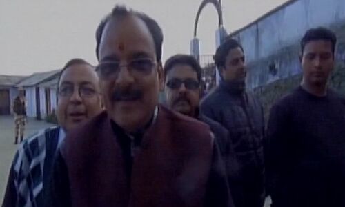 उत्तराखंड BJP अध्यक्ष अजय भट्ट ने रानीखेत के बूथ नबंर-130 में वोट डाला उत्तराखंड BJP अध्यक्ष अजय भट्ट ने रानीखेत के बूथ नबंर-130 में वोट डाला