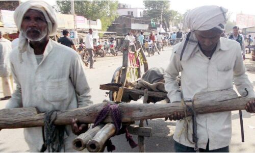 पुलिसवाले बोले, थाने तक बाप की लाश को लाओ!