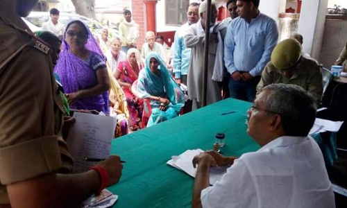 जानिए क्यों डीएम ने लगाई थानेदार को फटकार....