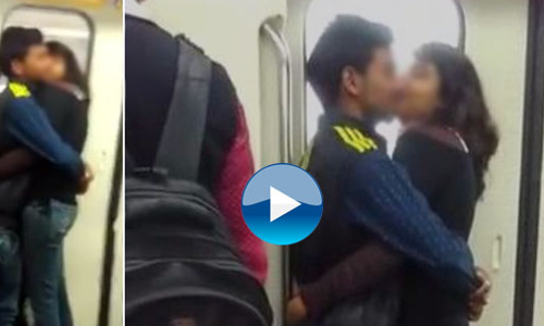 मेट्रो में रोमांस करते कपल का वीडियो वायरल!