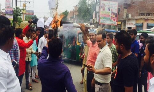 अमरनाथ यात्रियों पर हुए आतंकी हमले की मुस्लिम महासभा ने की कड़ी निंदा ,फूंका पुतला लगाए पाकिस्तान मुर्दाबाद के नारे