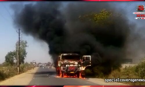 MP : सड़क हादसे के बाद गुस्साए ग्रामीणों ने डंपर को किया आग के हवाले