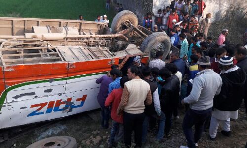 पीलीभीत में नेशनल हाइवे पर प्राइवेट बस पलटी, तीन लोगो की मौके पर मौत