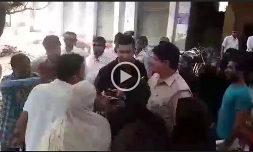 मुरादाबाद में दुष्कर्म पीड़िता के परिजनों ने सिपाही को पीटा, देखें वीडियो