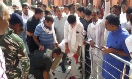 राजस्थान: कांग्रेस के नेता ने सुरक्षा गार्ड से खुलवाए जूते-मोजे राजस्थान: कांग्रेस के नेता ने सुरक्षा गार्ड से खुलवाए जूते-मोजे